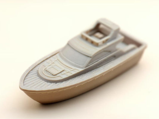 Referans görsel — model: Minyatür Motorlu Tekne No.19 — Yüzer · tasarım: 尾料终结者 (Cruiser) (makerworld). Wefty Design'in kendi baskısının fotoğrafı değildir.