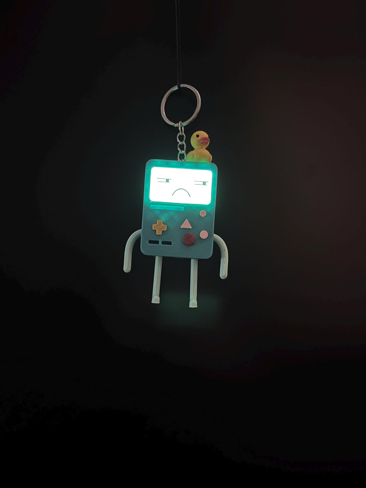 Referans görsel — BMO Işıklı Figür ve Anahtarlık. Wefty Design'in kendi baskısının fotoğrafı değildir.