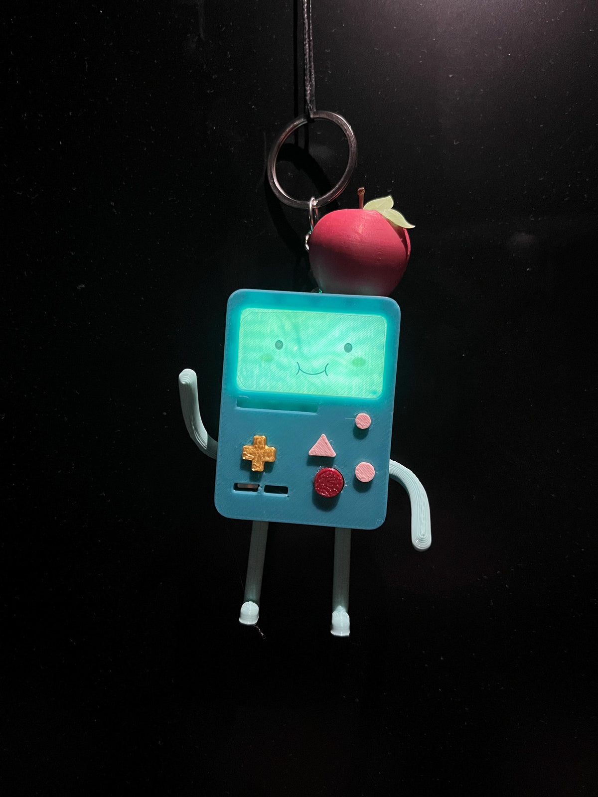 Referans görsel — BMO Işıklı Figür ve Anahtarlık. Wefty Design'in kendi baskısının fotoğrafı değildir.