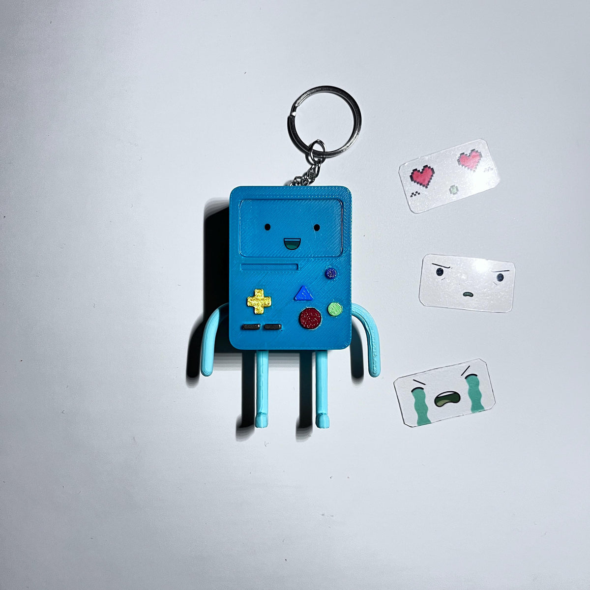 Referans görsel — BMO Işıklı Figür ve Anahtarlık. Wefty Design'in kendi baskısının fotoğrafı değildir.