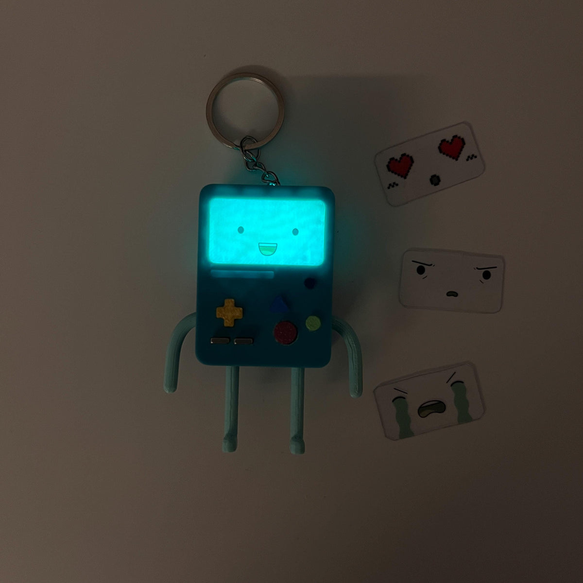 Referans görsel — BMO Işıklı Figür ve Anahtarlık. Wefty Design'in kendi baskısının fotoğrafı değildir.