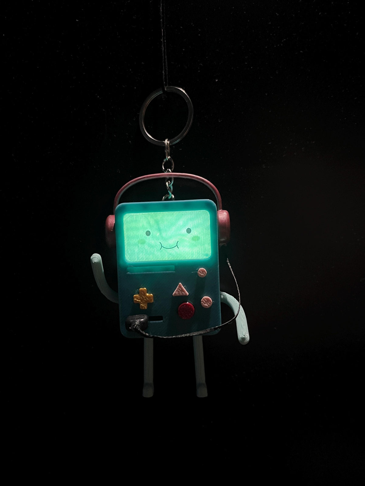 Referans görsel — BMO Işıklı Figür ve Anahtarlık. Wefty Design'in kendi baskısının fotoğrafı değildir.