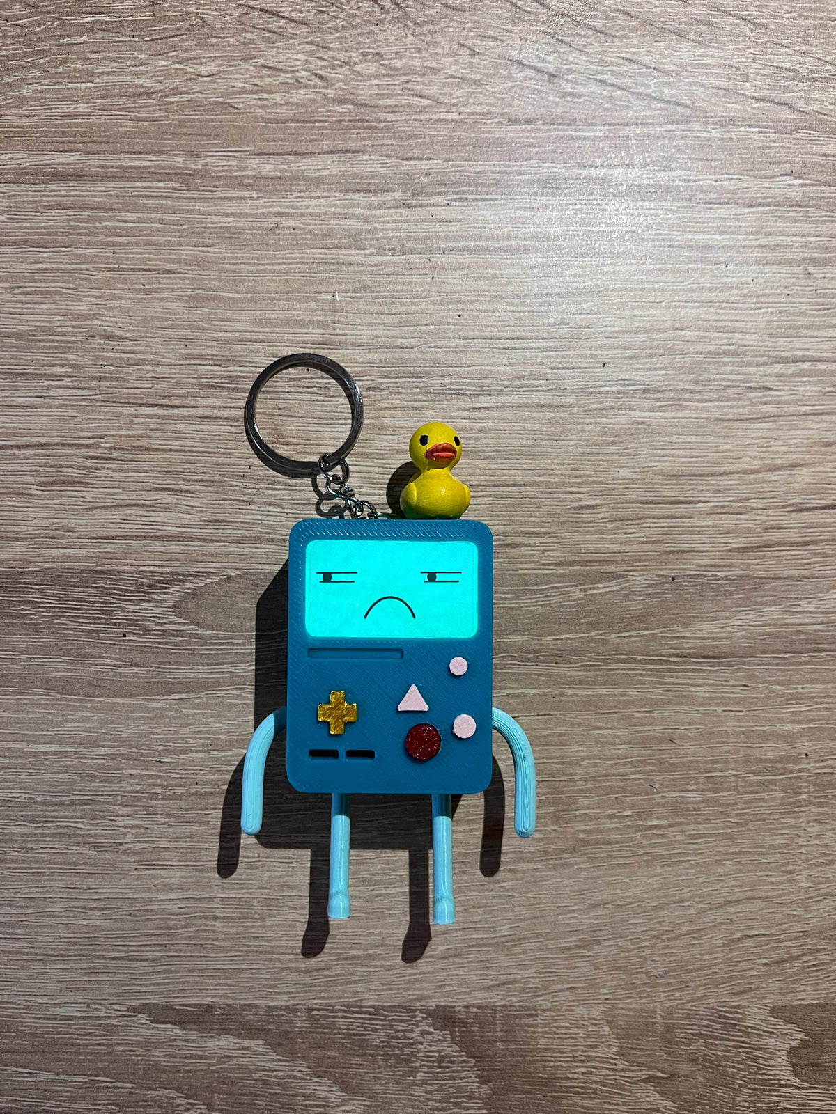 Referans görsel — BMO Işıklı Figür ve Anahtarlık. Wefty Design'in kendi baskısının fotoğrafı değildir.