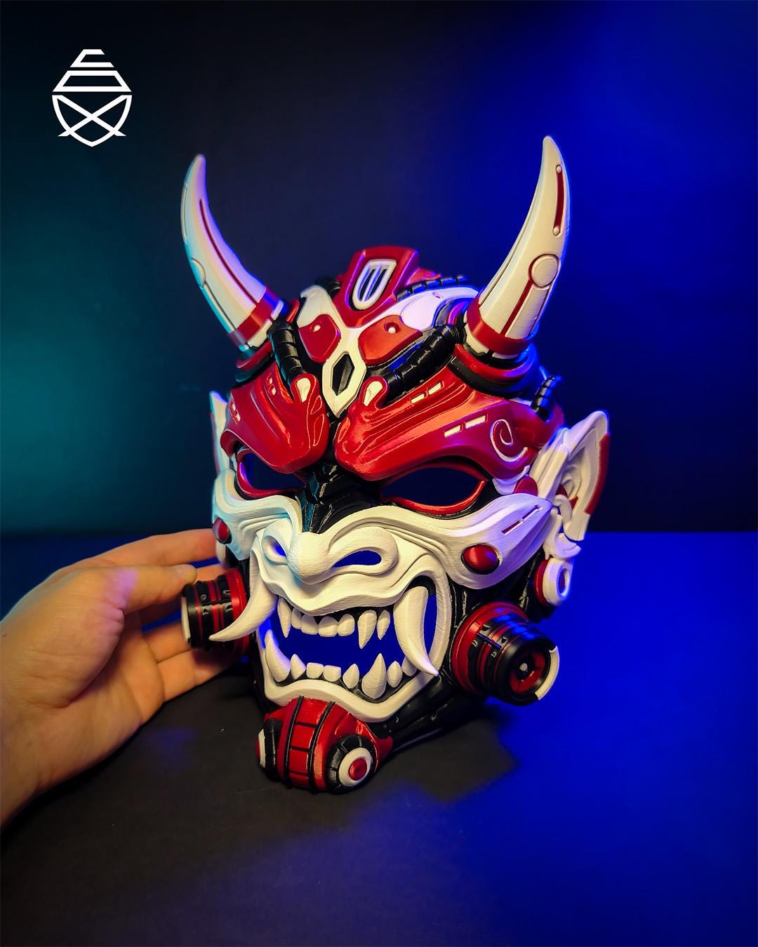 Referans görsel — TETSU Oni Giyilebilir Maske. Wefty Design'in kendi baskısının fotoğrafı değildir.