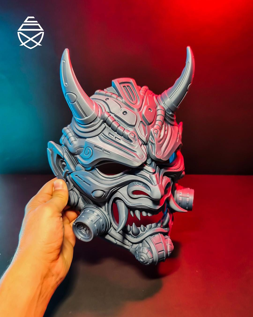 Referans görsel — TETSU Oni Giyilebilir Maske. Wefty Design'in kendi baskısının fotoğrafı değildir.