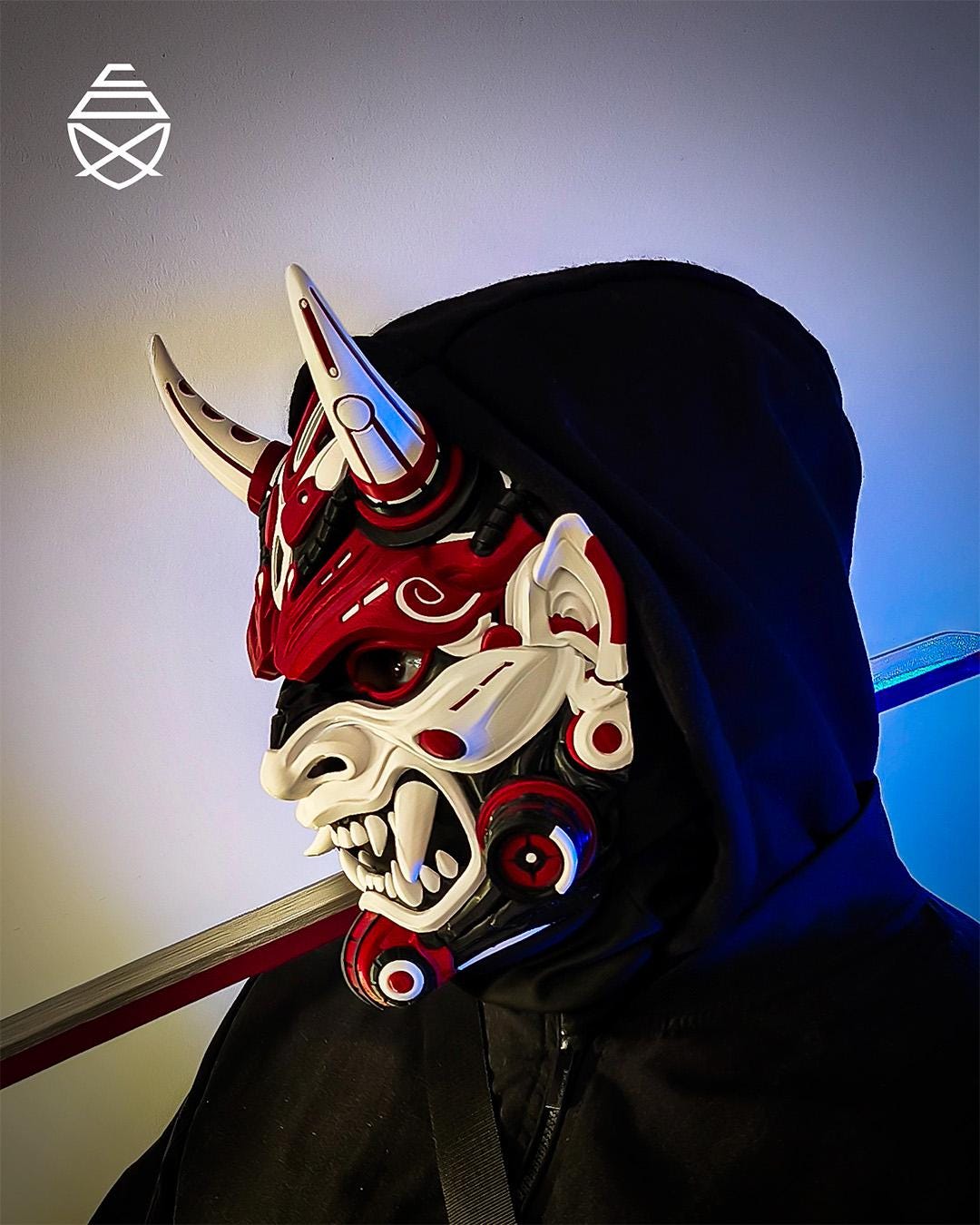 Referans görsel — TETSU Oni Giyilebilir Maske. Wefty Design'in kendi baskısının fotoğrafı değildir.