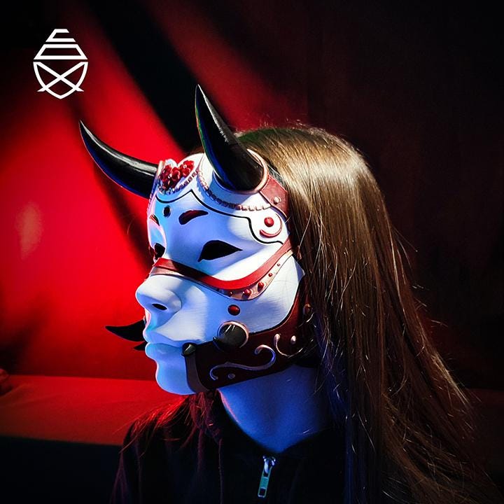 Referans görsel — Hannya Giyilebilir Maske. Wefty Design'in kendi baskısının fotoğrafı değildir.