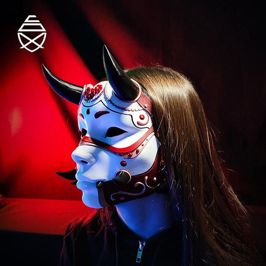 Referans görsel — Hannya Giyilebilir Maske. Wefty Design'in kendi baskısının fotoğrafı değildir.