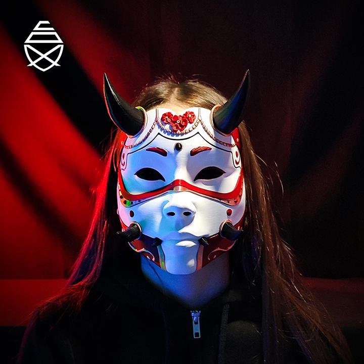Referans görsel — Hannya Giyilebilir Maske. Wefty Design'in kendi baskısının fotoğrafı değildir.