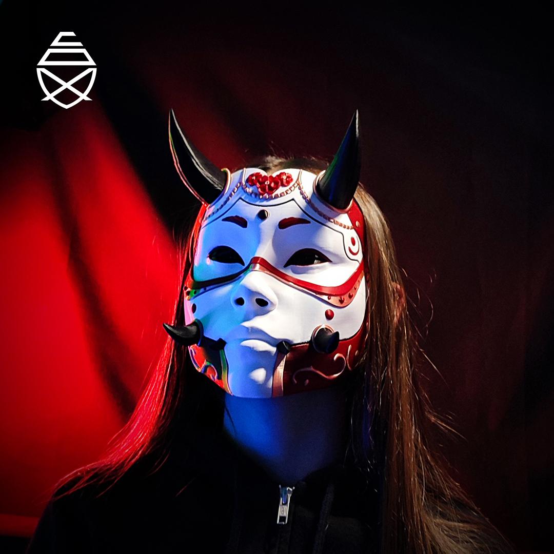 Referans görsel — Hannya Giyilebilir Maske. Wefty Design'in kendi baskısının fotoğrafı değildir.
