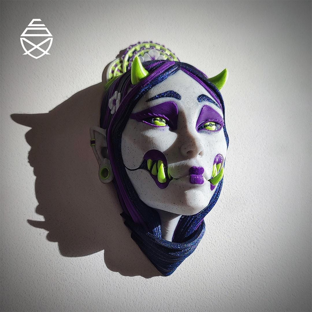Referans görsel — Kuchisake-onna Duvar Maskesi. Wefty Design'in kendi baskısının fotoğrafı değildir.