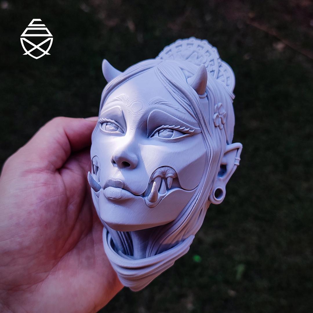 Referans görsel — Kuchisake-onna Duvar Maskesi. Wefty Design'in kendi baskısının fotoğrafı değildir.