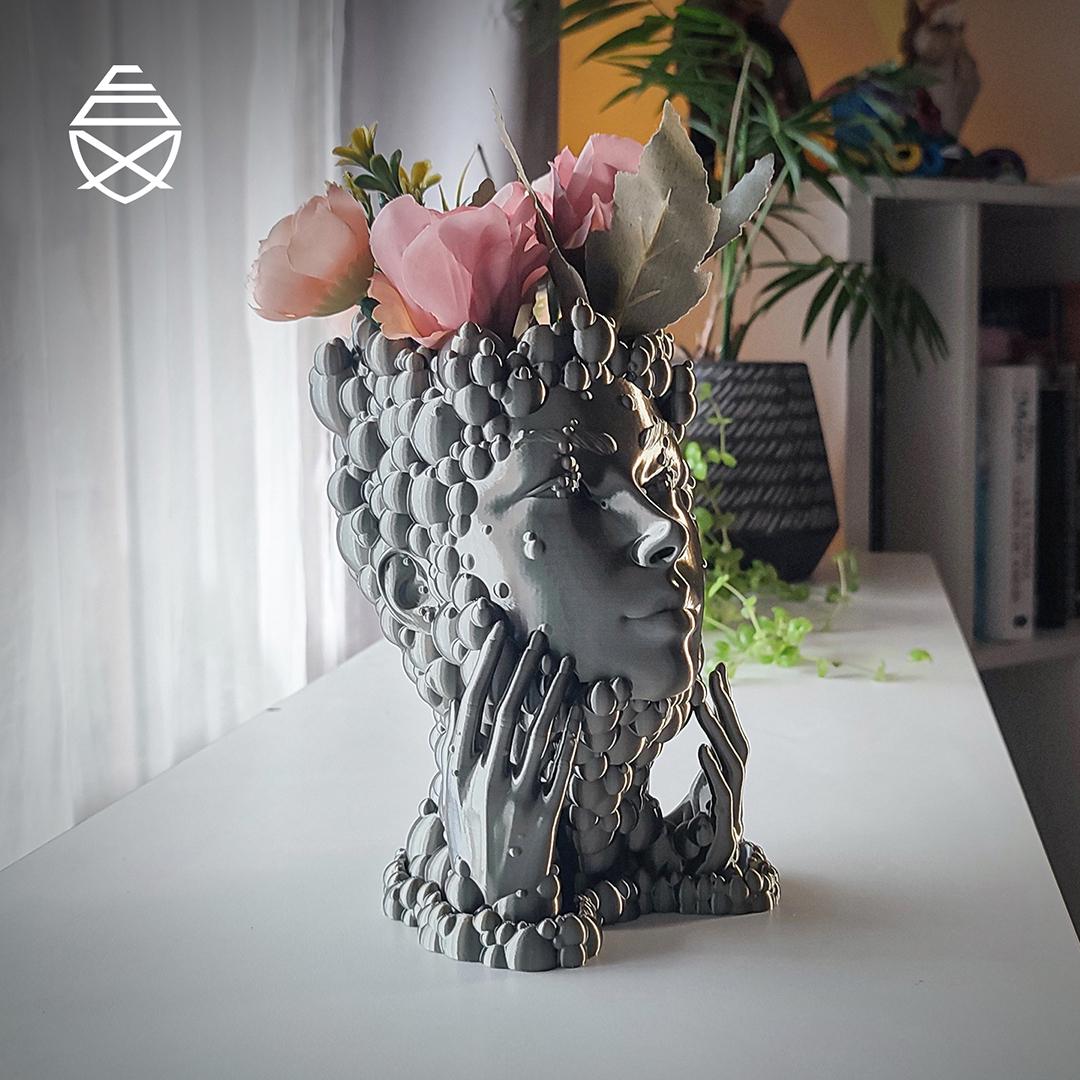Referans görsel — Kabarcık Saçlı Yüz Saksısı. Wefty Design'in kendi baskısının fotoğrafı değildir.