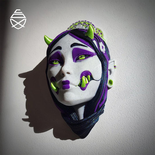 Referans görsel — Kuchisake-onna Duvar Maskesi. Wefty Design'in kendi baskısının fotoğrafı değildir.