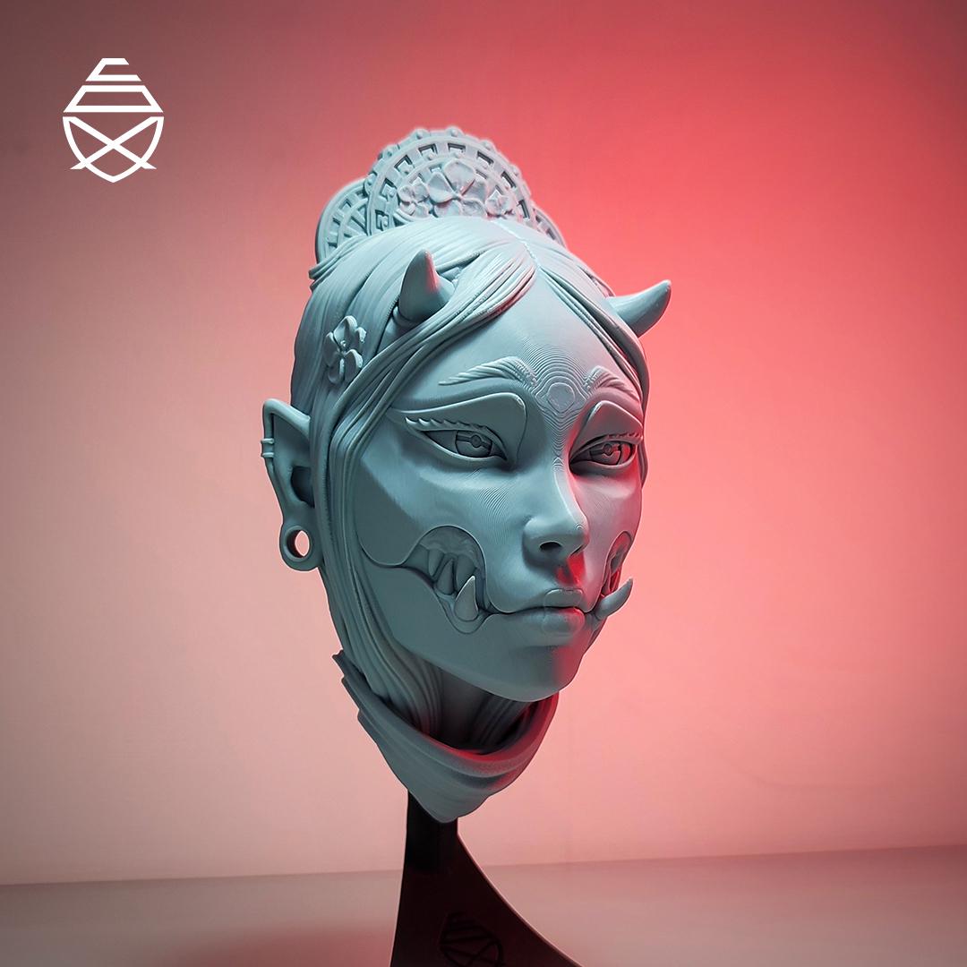 Referans görsel — Kuchisake-onna Duvar Maskesi. Wefty Design'in kendi baskısının fotoğrafı değildir.