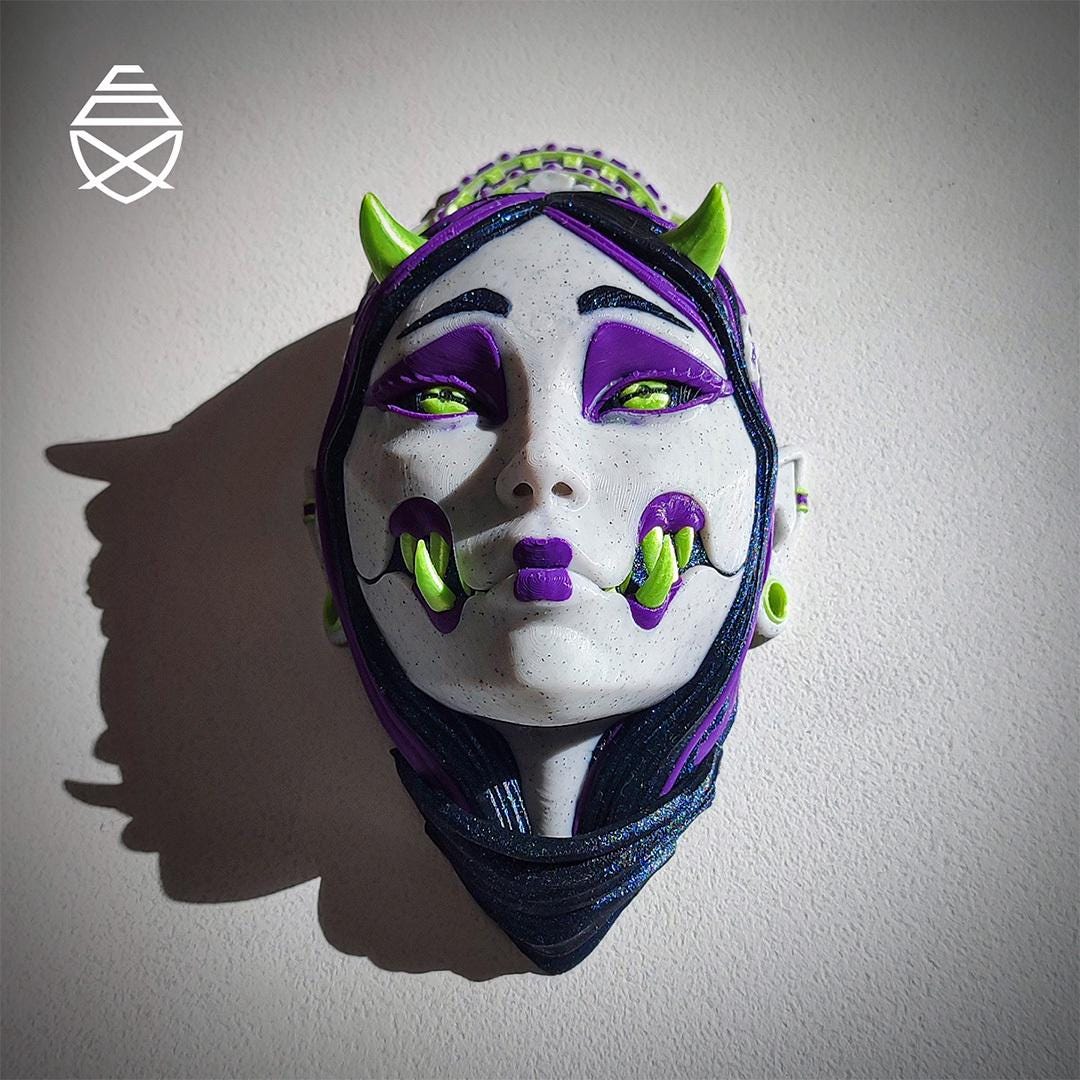 Referans görsel — Kuchisake-onna Duvar Maskesi. Wefty Design'in kendi baskısının fotoğrafı değildir.
