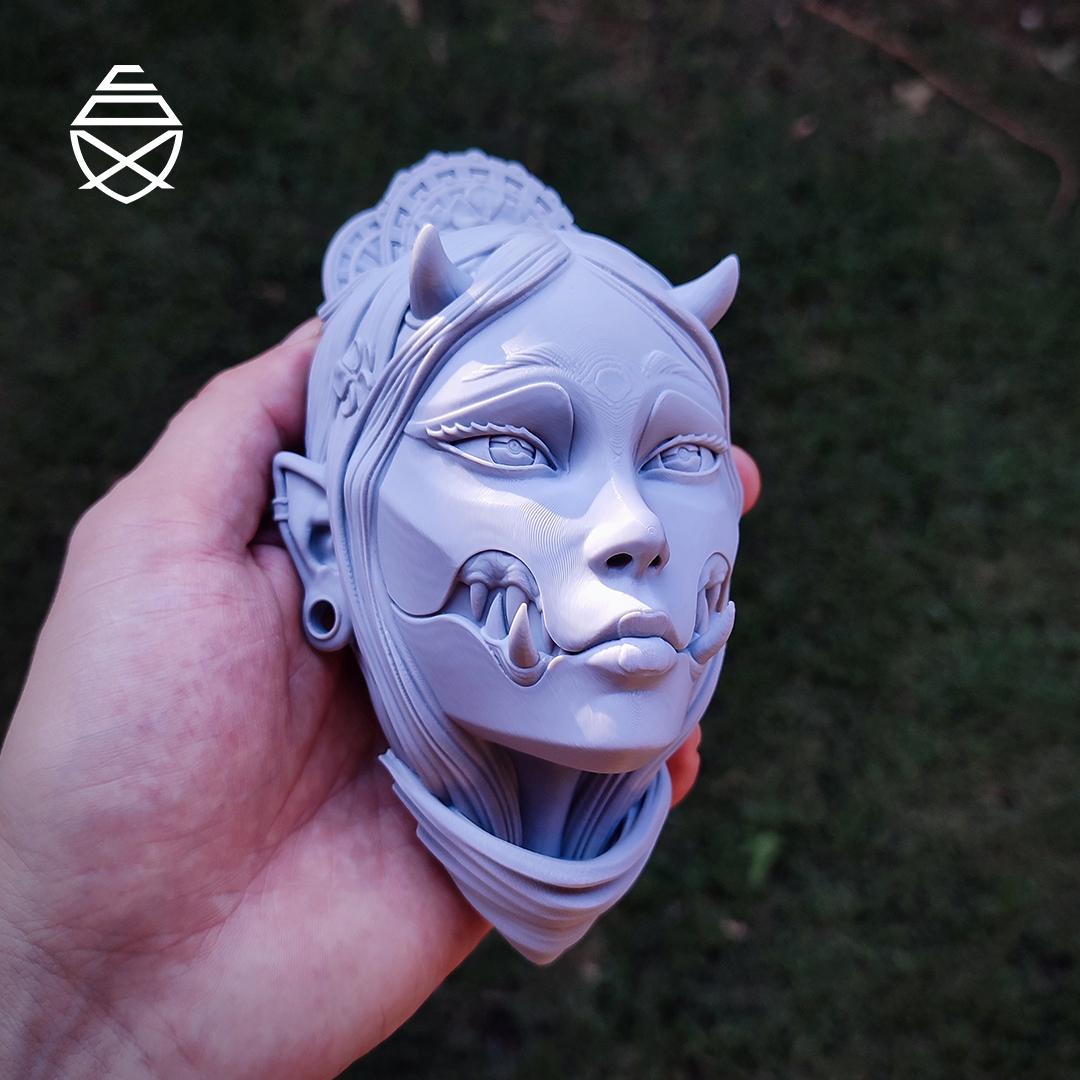Referans görsel — Kuchisake-onna Duvar Maskesi. Wefty Design'in kendi baskısının fotoğrafı değildir.