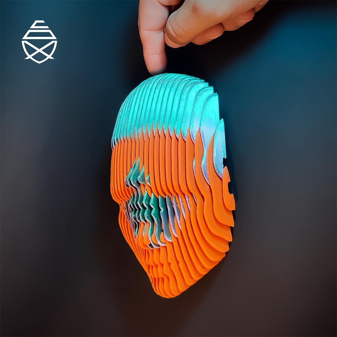 Referans görsel — Dilimli Yüz Heykeli. Wefty Design'in kendi baskısının fotoğrafı değildir.