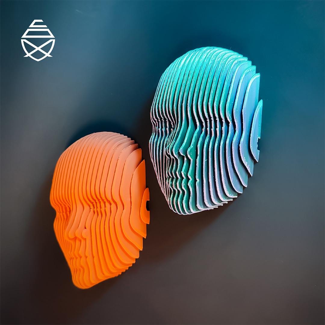 Referans görsel — Dilimli Yüz Heykeli. Wefty Design'in kendi baskısının fotoğrafı değildir.
