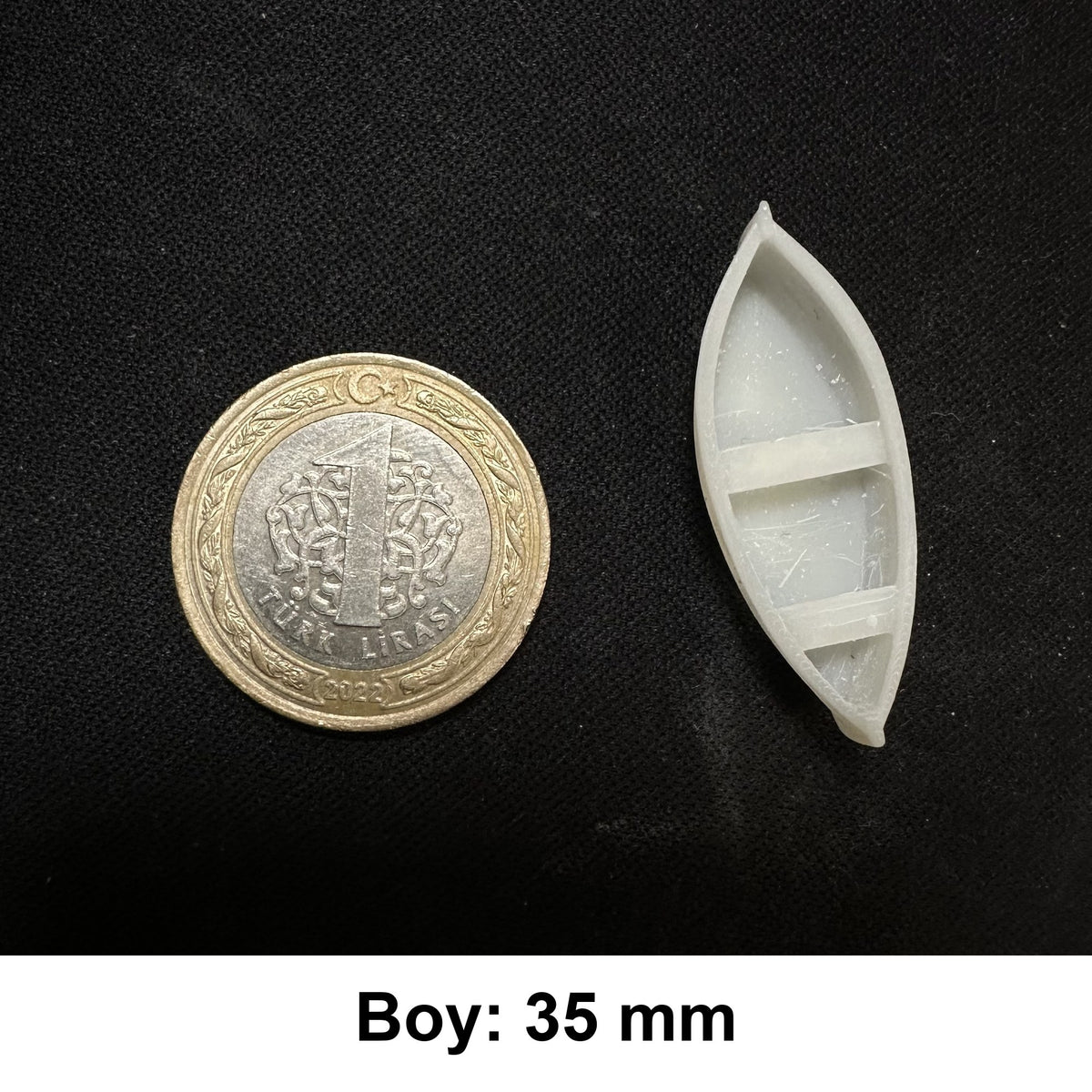 Minyatür Balıkçı Teknesi No.2 — Sade Küçük — Wefty baskısı, 1 TL madeni para ile ölçek karşılaştırması (Boy: 35 mm)