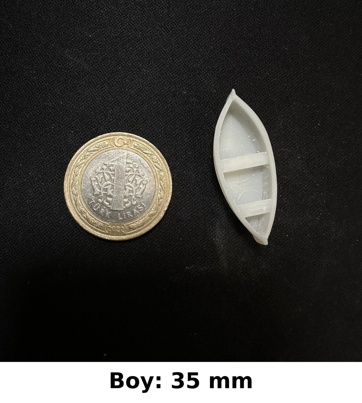 Minyatür Balıkçı Teknesi No.2 — Sade Küçük — Wefty baskısı, 1 TL madeni para ile ölçek karşılaştırması (Boy: 35 mm)