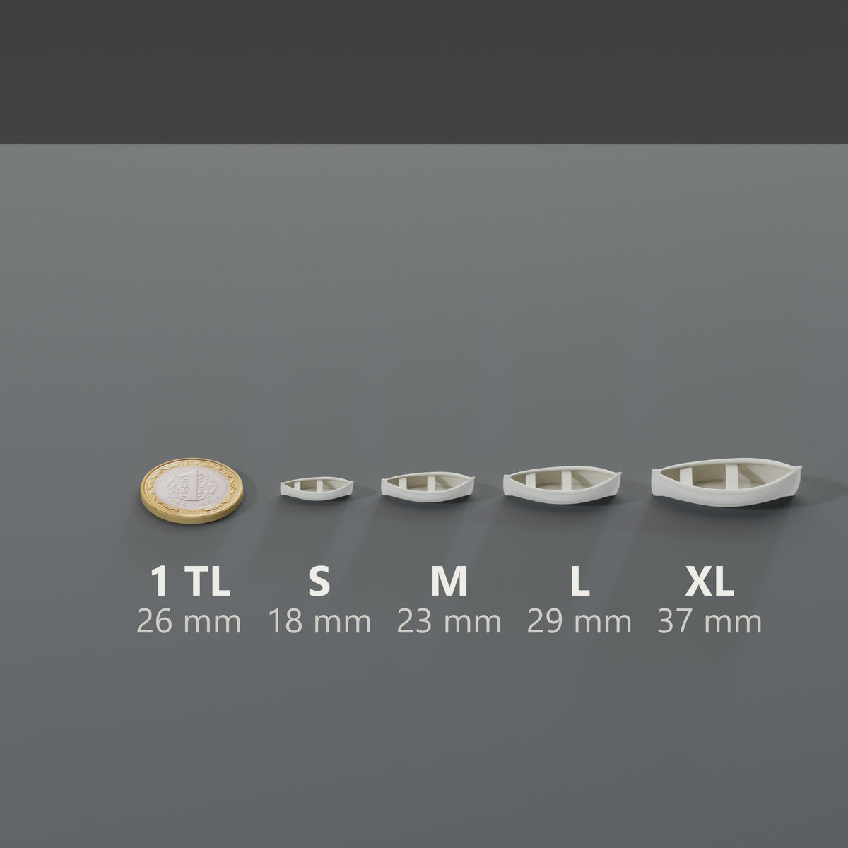 Minyatür Balıkçı Teknesi No.2 — Sade Küçük — ölçekli render: tüm kademeler 1 TL madeni paranın (26 mm) yanında: S 18 mm · M 23 mm · L 29 mm · XL 37 mm