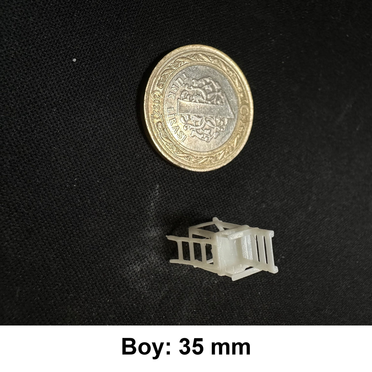 Minyatür Cankurtaran Kulesi No.6 — Düşük Poligon — Wefty baskısı, 1 TL madeni para ile ölçek karşılaştırması (Boy: 35 mm)