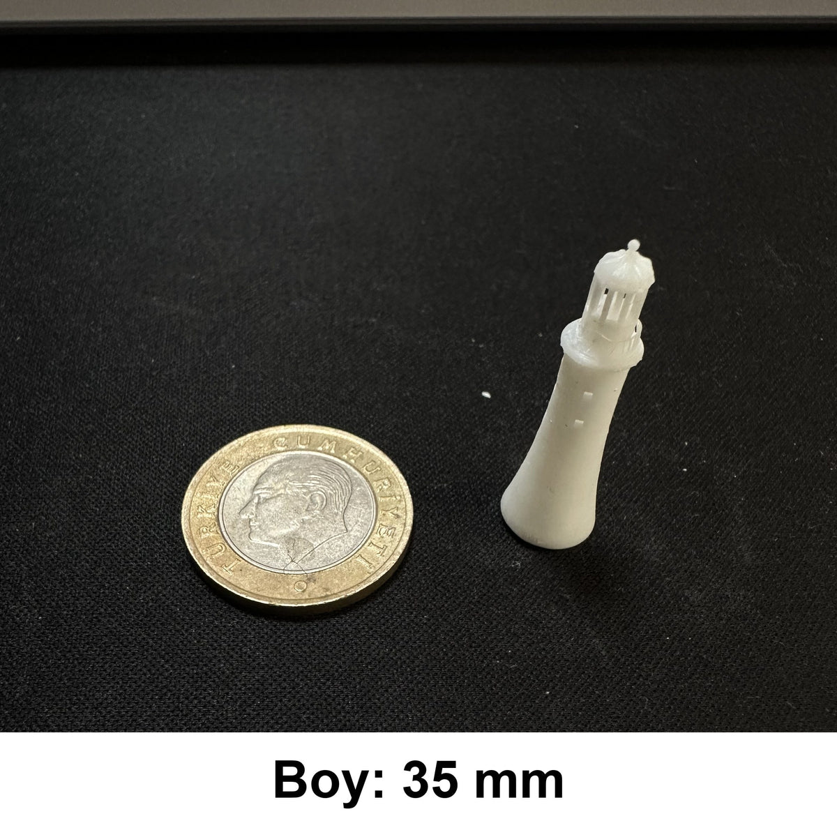 Minyatür Deniz Feneri No.7 — Wefty baskısı, 1 TL madeni para ile ölçek karşılaştırması (Boy: 35 mm)