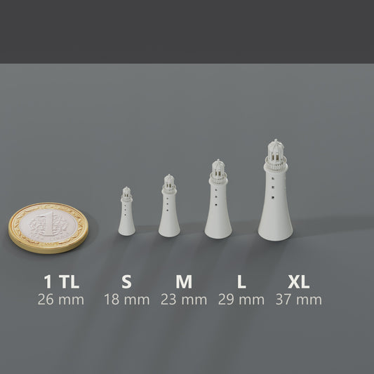 Minyatür Deniz Feneri No.7 — ölçekli render: tüm kademeler 1 TL madeni paranın (26 mm) yanında: S 18 mm · M 23 mm · L 29 mm · XL 37 mm
