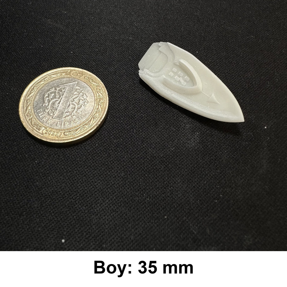 Minyatür Motorlu Tekne No.38 — Wefty baskısı, 1 TL madeni para ile ölçek karşılaştırması (Boy: 35 mm)