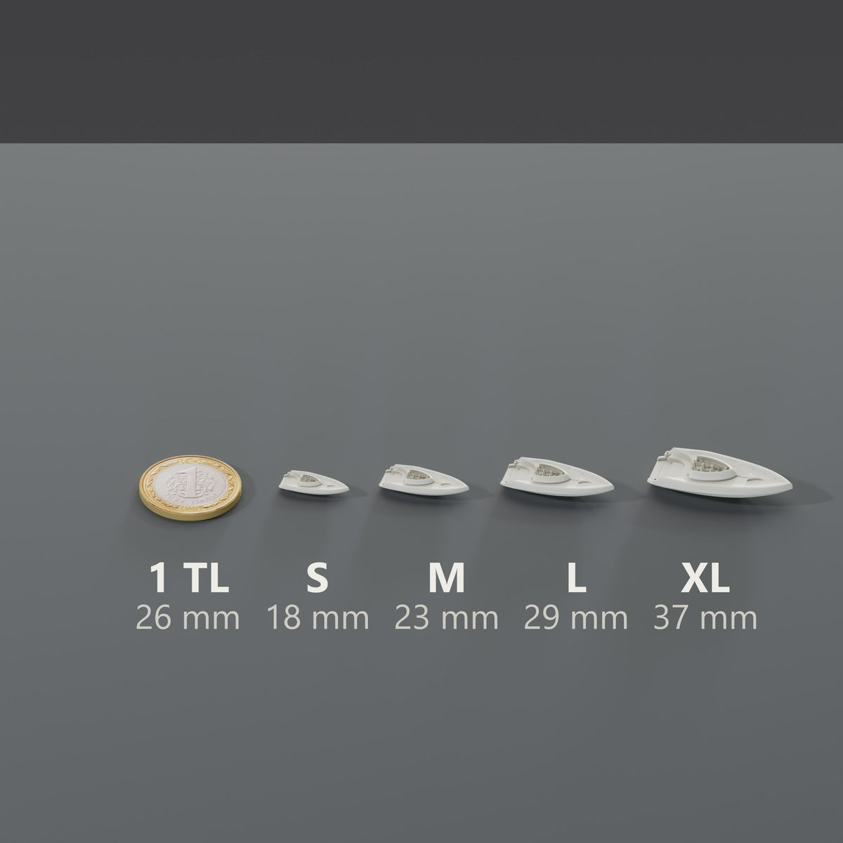 Minyatür Motorlu Tekne No.38 — ölçekli render: tüm kademeler 1 TL madeni paranın (26 mm) yanında: S 18 mm · M 23 mm · L 29 mm · XL 37 mm