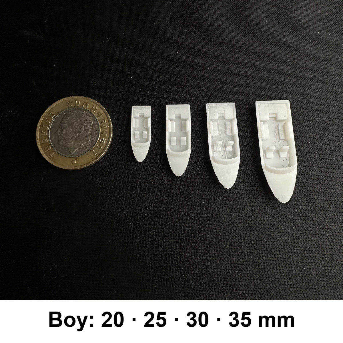 Minyatür Motorlu Tekne No.8 — Sürat — Wefty baskısı, 1 TL madeni para ile ölçek karşılaştırması (Boy: 20 · 25 · 30 · 35 mm)