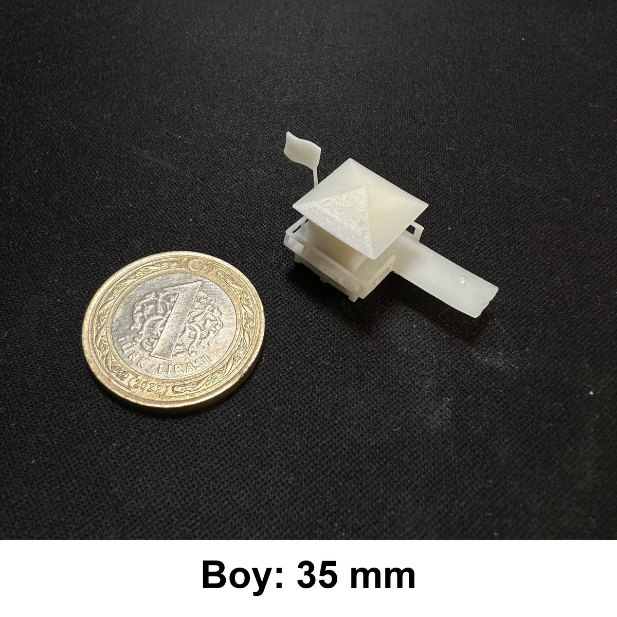 Minyatür Plaj Kabini No.6 — Wefty baskısı, 1 TL madeni para ile ölçek karşılaştırması (Boy: 35 mm)