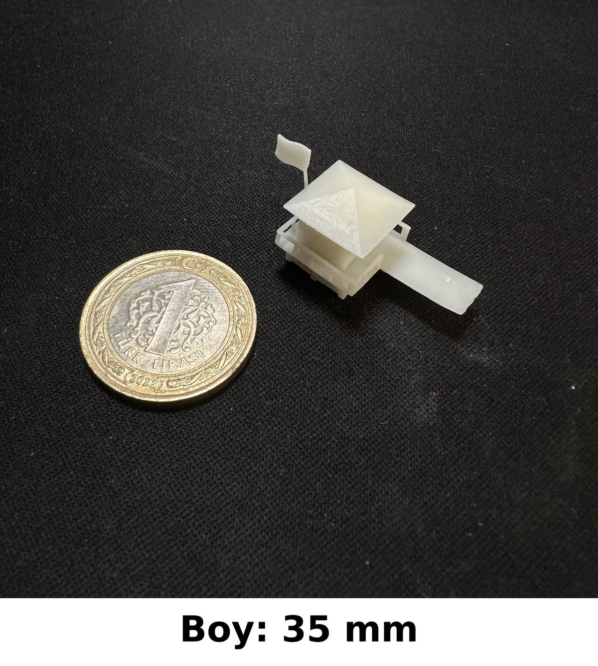 Minyatür Plaj Kabini No.6 — Wefty baskısı, 1 TL madeni para ile ölçek karşılaştırması (Boy: 35 mm)