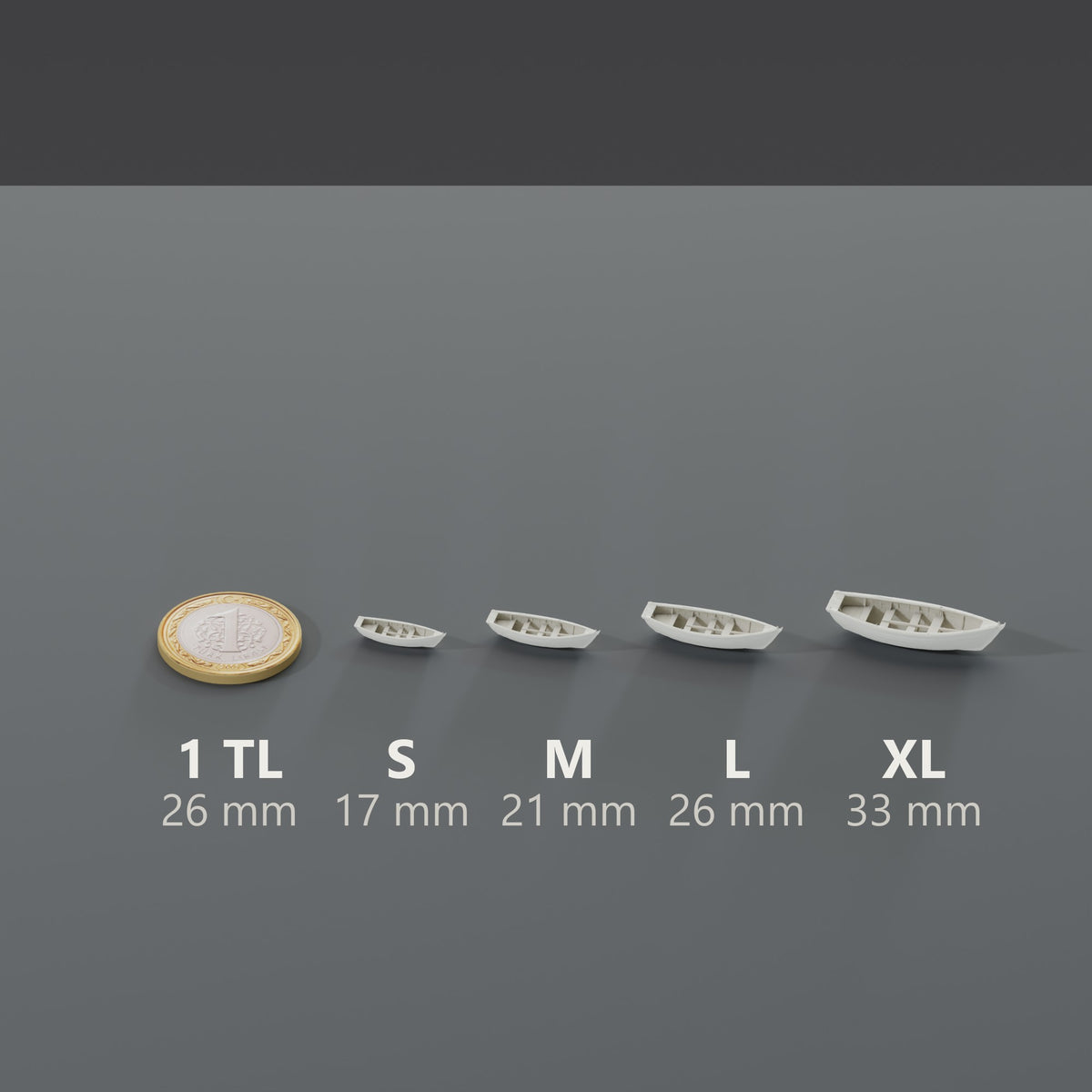 Minyatür Sandal No.34 — Gerçekçi — ölçekli render: tüm kademeler 1 TL madeni paranın (26 mm) yanında: S 17 mm · M 21 mm · L 26 mm · XL 33 mm