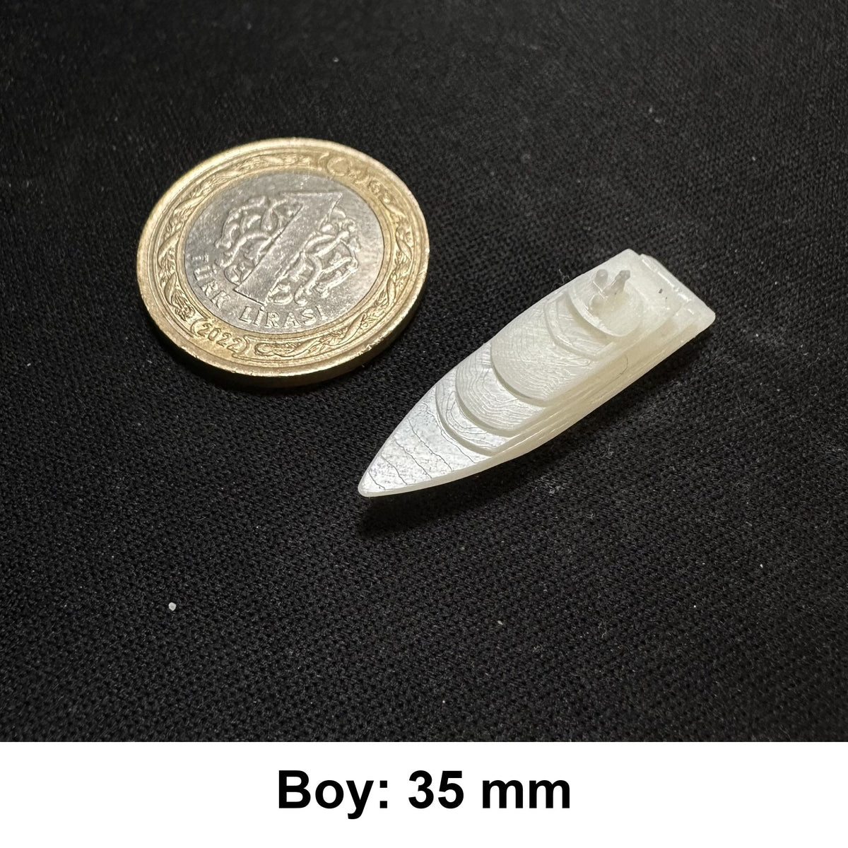 Minyatür Yat No.15 — Wefty baskısı, 1 TL madeni para ile ölçek karşılaştırması (Boy: 35 mm)