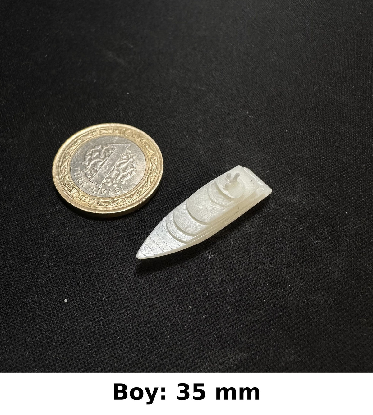 Minyatür Yat No.15 — Wefty baskısı, 1 TL madeni para ile ölçek karşılaştırması (Boy: 35 mm)