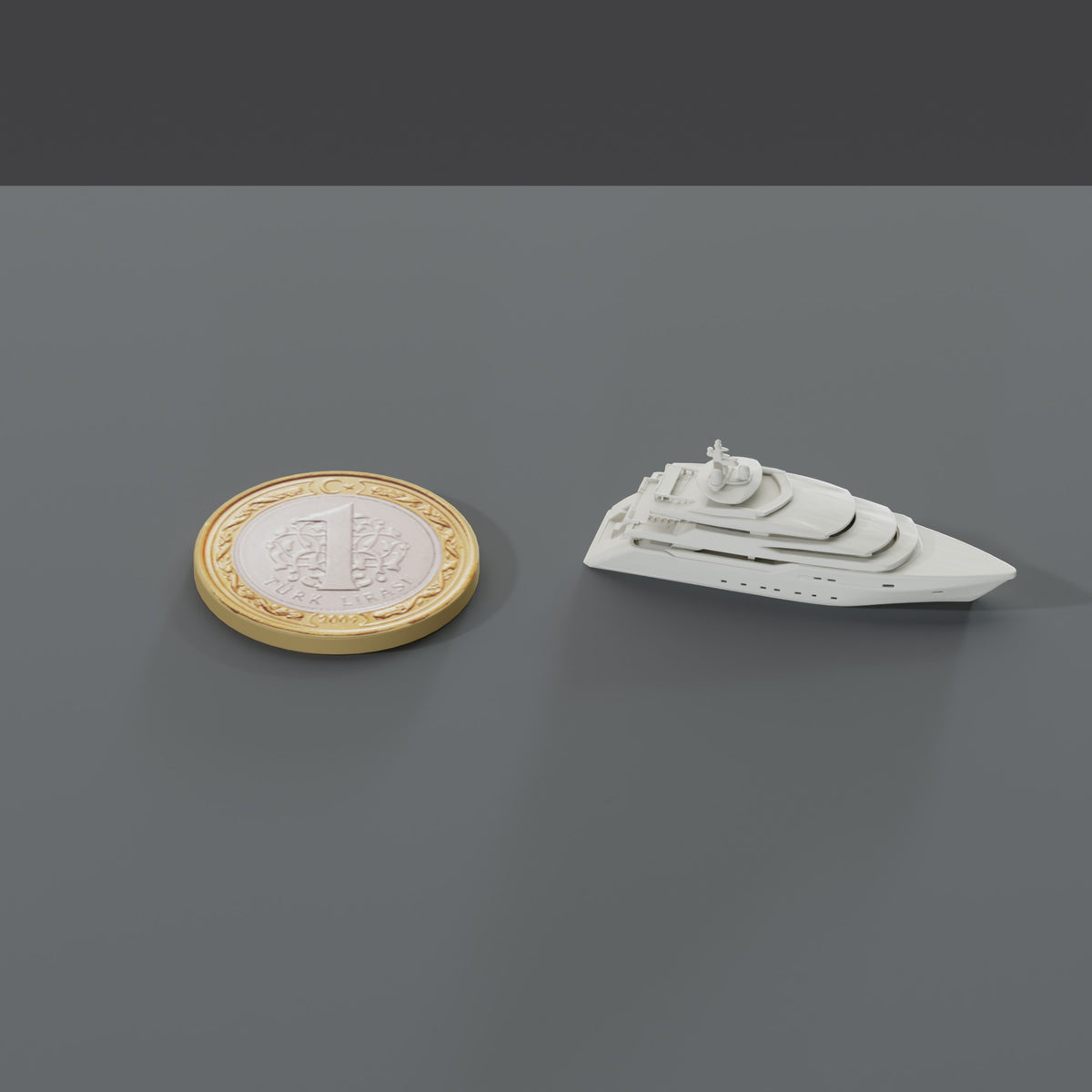 Minyatür Yat No.15 — ölçekli render: 1 TL madeni paranın yanında XL boy (40 mm)