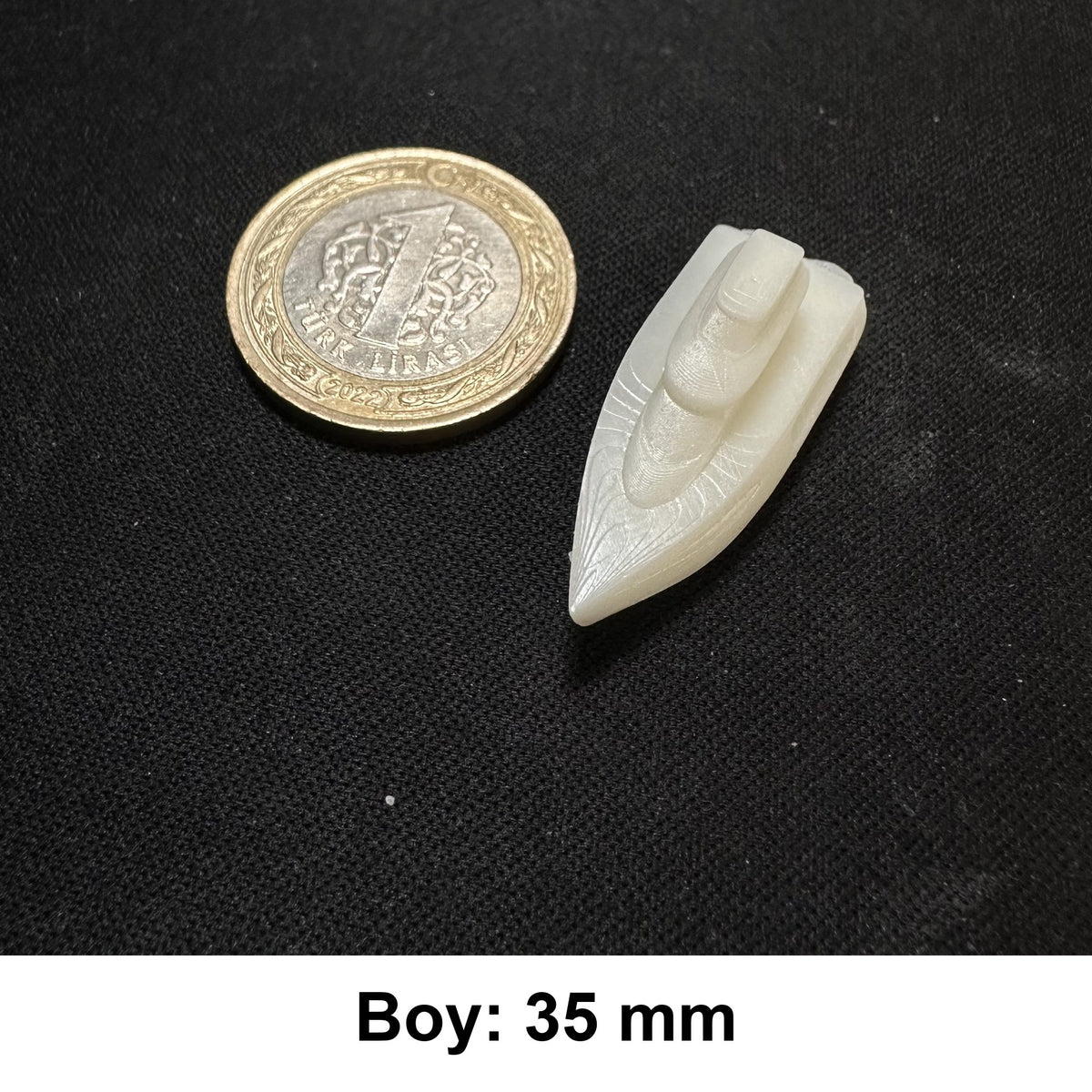 Minyatür Yat No.19 — Wefty baskısı, 1 TL madeni para ile ölçek karşılaştırması (Boy: 35 mm)