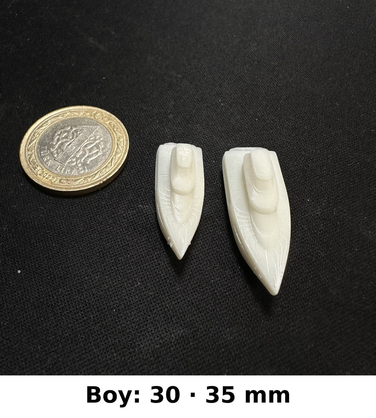 Minyatür Yat No.19 — Wefty baskısı, 1 TL madeni para ile ölçek karşılaştırması (Boy: 30 · 35 mm)