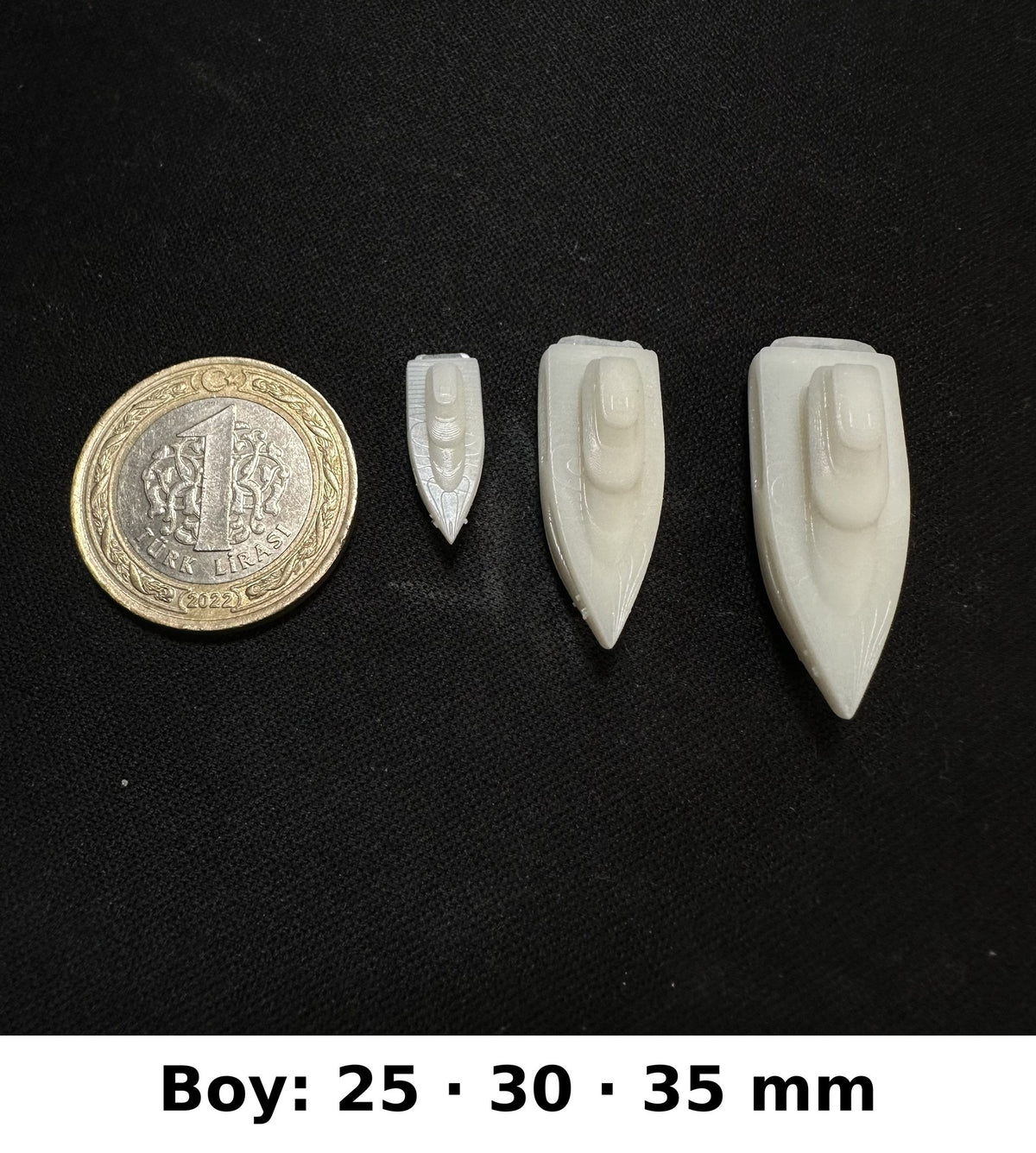 Minyatür Yat No.19 — Wefty baskısı, 1 TL madeni para ile ölçek karşılaştırması (Boy: 25 · 30 · 35 mm)
