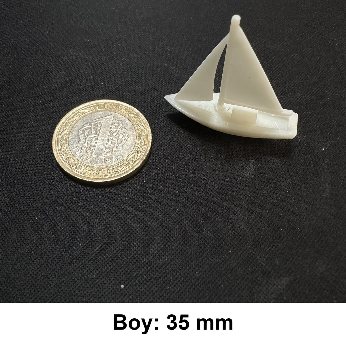 Minyatür Yelkenli No.3 — Klasik — Wefty baskısı, 1 TL madeni para ile ölçek karşılaştırması (Boy: 35 mm)